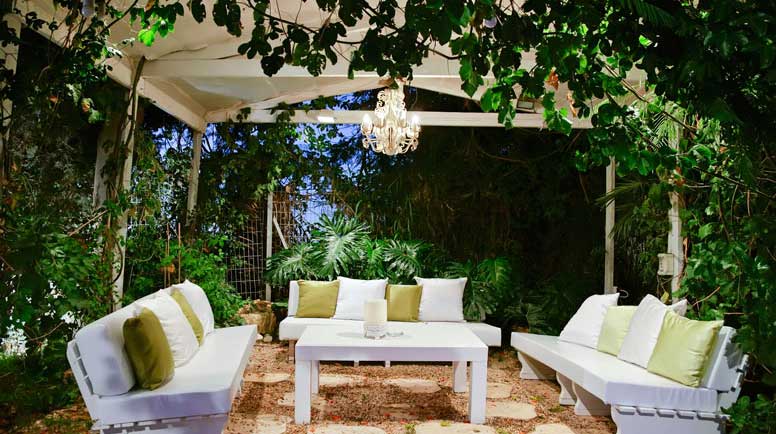 Romantic-atmosphere,-evening-on-the-porch-000041901416_Large.jpg